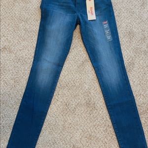 Levi’s 711 Skinny Jeans